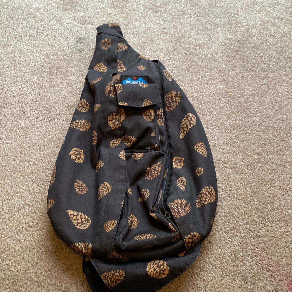 kavu bag/black with brown pine cones